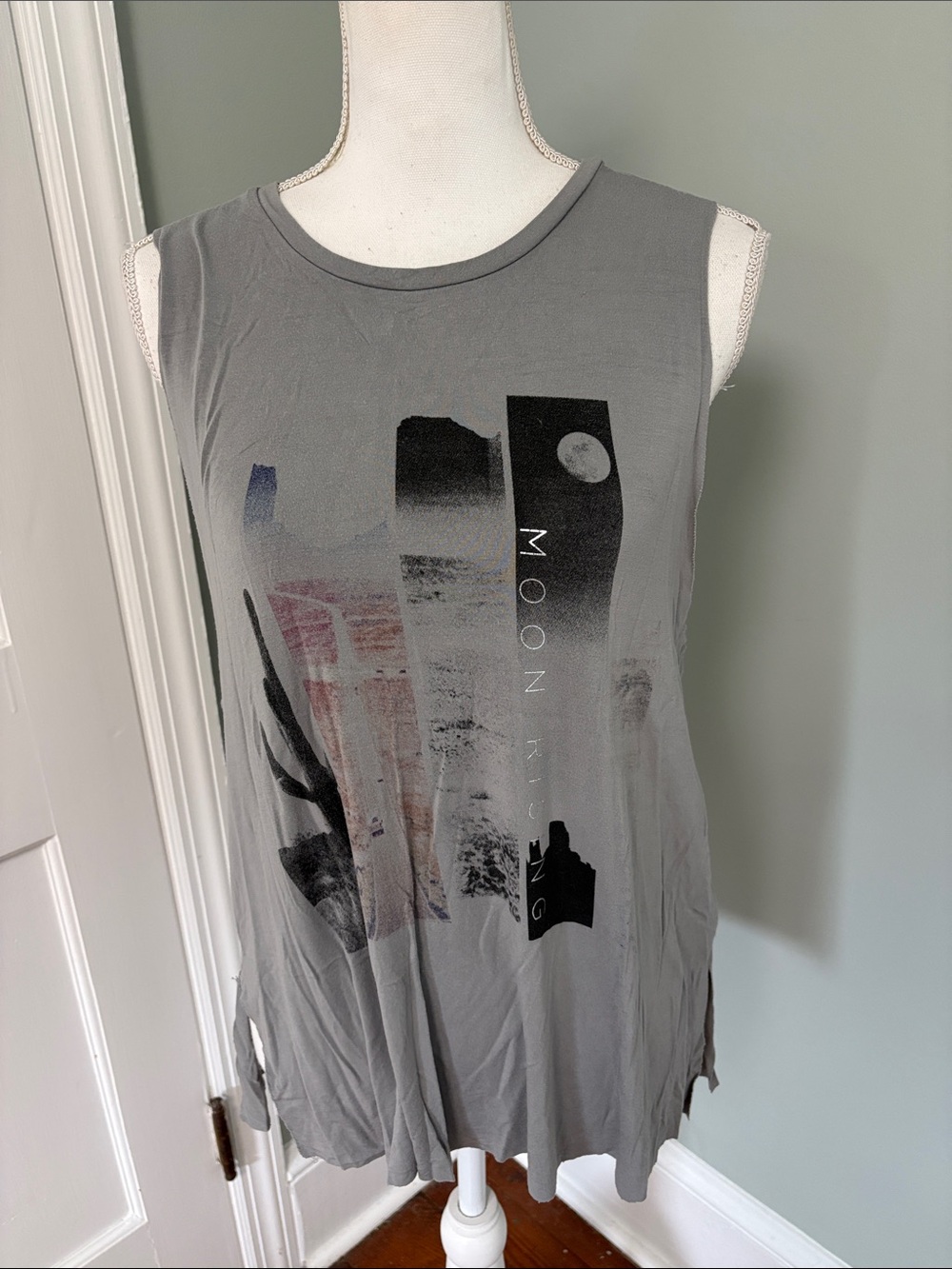 American Eagle Outfitters Gray Graphic Moon Tank Soft & Sexy Size Medium